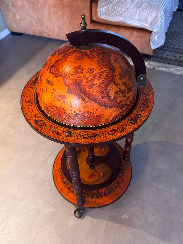 Houten Wereldbol Wijnstandaard met Wieltjes, Ophalen, Zo goed als nieuw