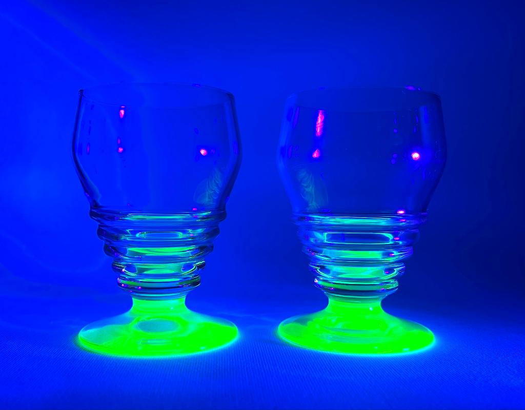 Twee Art Deco Annagroen Uraniumglas glazen ca.1925, Antiek en Kunst, Antiek | Glas en Kristal, Ophalen of Verzenden