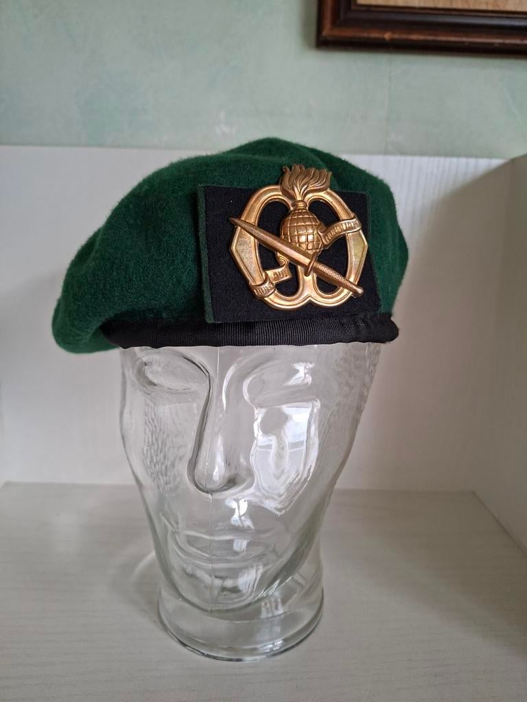 Groene baret compleet met embleem/ Korps Commando Troepen, Ophalen of Verzenden, Landmacht, Nederland, Embleem of Badge