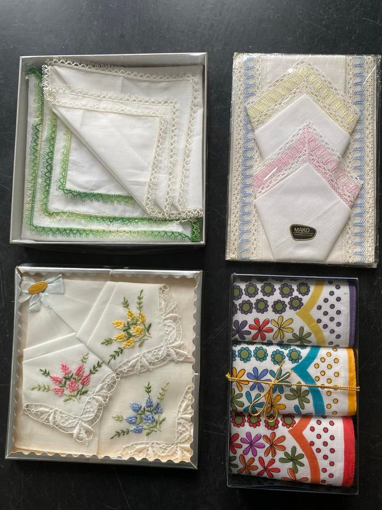 4 doosjes Vintage zakdoeken met kant en geborduurde bloemen, Ophalen of Verzenden