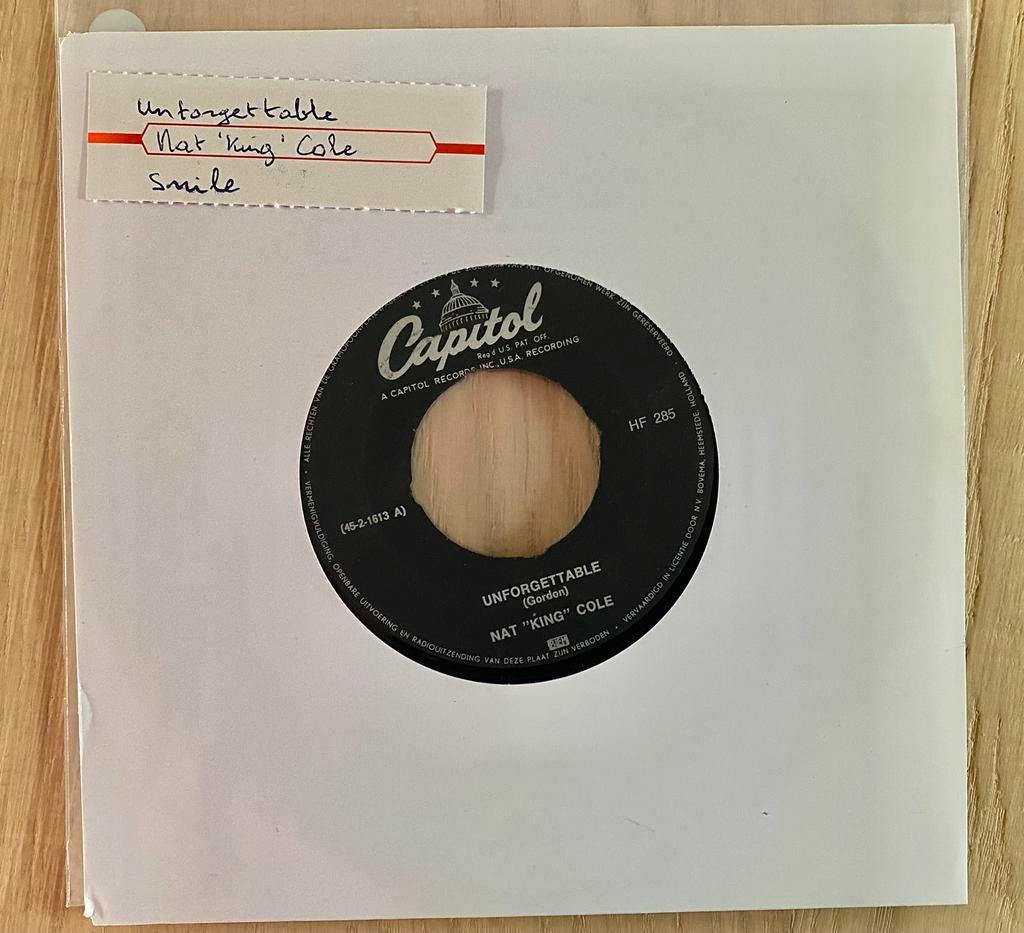 Vinyl single Nat King Cole - Unforgettable - Smile, Ophalen of Verzenden, Zo goed als nieuw, Overige formaten, Jazz-Dance en Acid Jazz