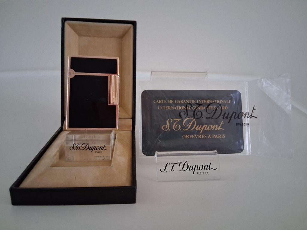 Dupont Aansteker L2 Chinese lak + Verguld Goud Kleur., Ophalen of Verzenden, Gebruikt, Aansteker