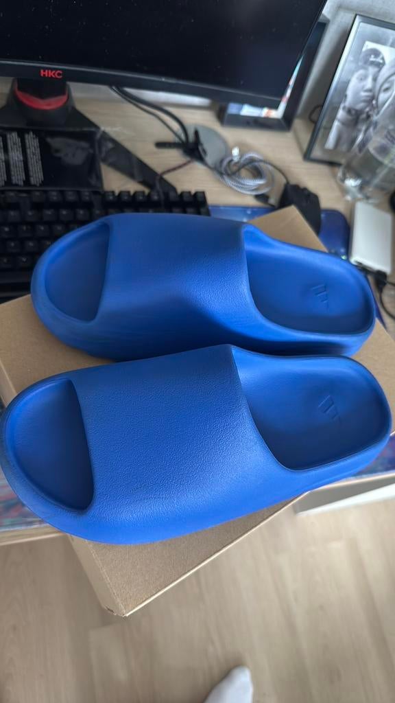Yeezy slide blauw, Ophalen of Verzenden, Zo goed als nieuw, Blauw