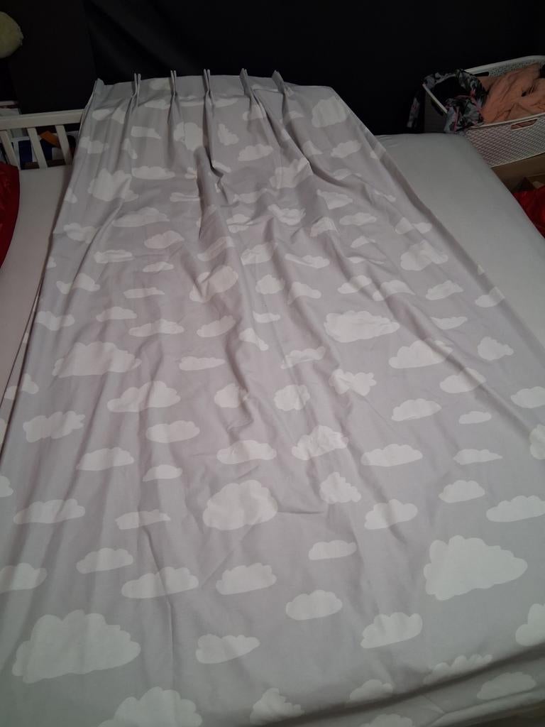 Verduisterende gordijnen - Lichtgrijze wolkjes - 2 stuks, 200 cm of meer, 150 tot 200 cm, Ophalen of Verzenden, Zo goed als nieuw