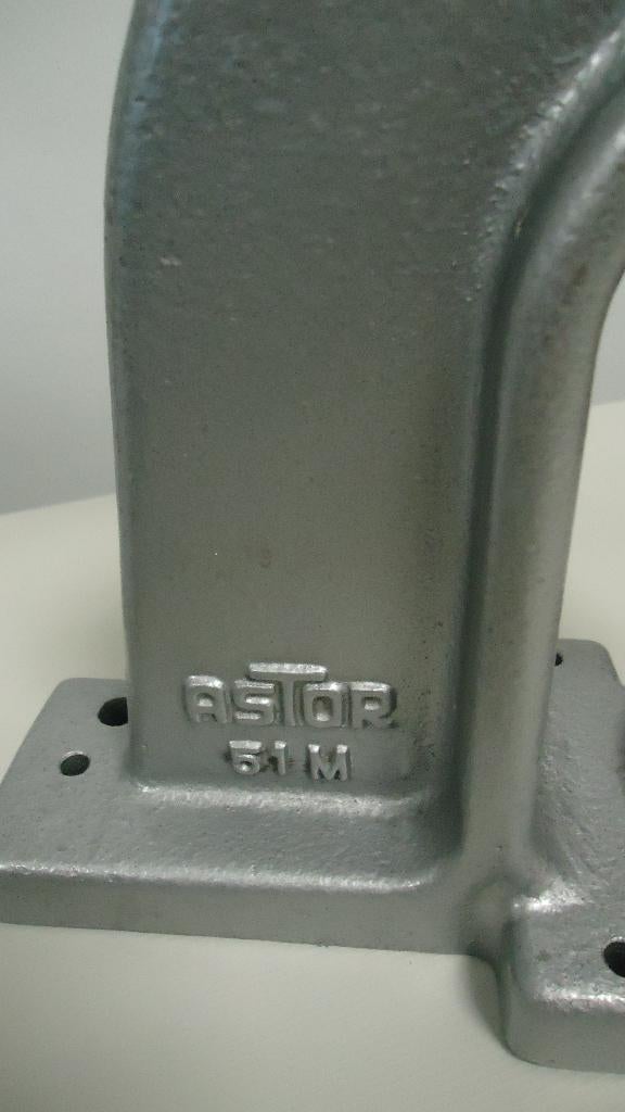 Astor   Knopenmachine   51M, Gebruikt, Naaimachine, Industrieel, Ophalen