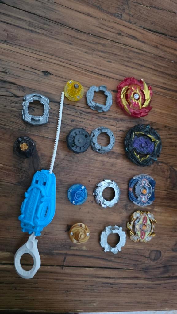 Beyblade Burst Set + 4 Beyblades + Stadion, Overige merken, Overige materialen, Gebruikt, Ophalen of Verzenden