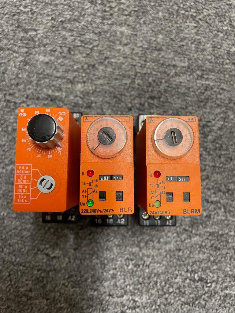 3 Tijdrelais Multifuntioneel Syrelec, Hobby en Vrije tijd, Elektronica-componenten, Ophalen of Verzenden, Zo goed als nieuw
