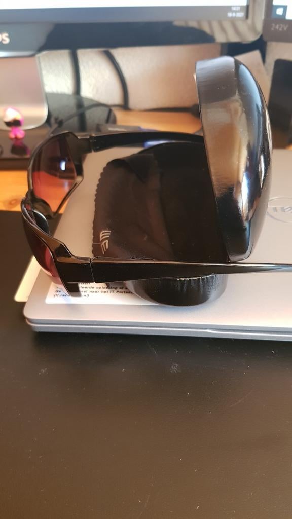 WE Zonnebril met koker en doekje, Zonnebril, Zwart, Zo goed als nieuw, Ophalen