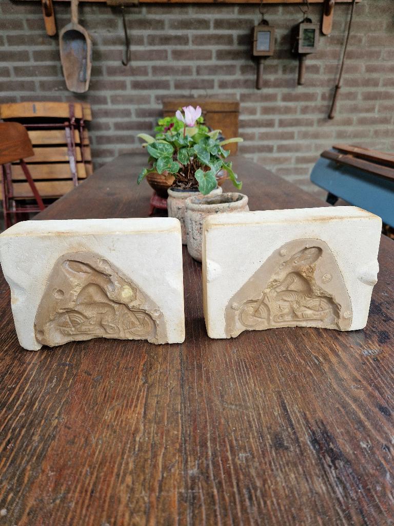 oude pasen - stenen vorm - mal paashaas op motor, Diversen, Pasen, Ophalen of Verzenden