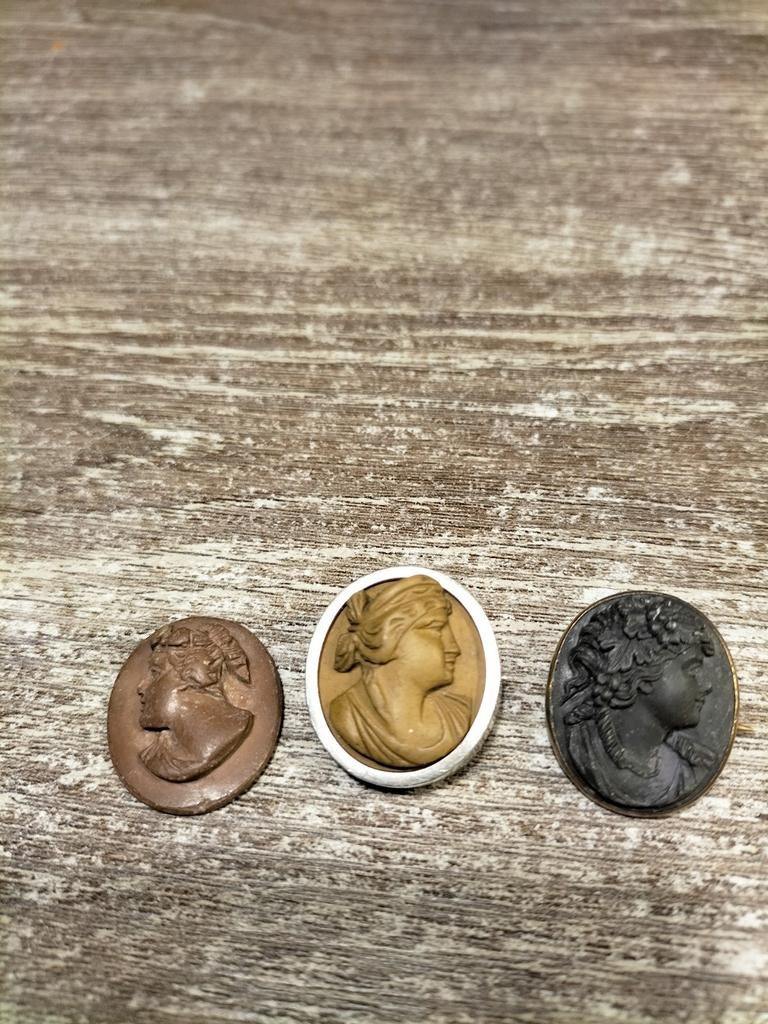 3 prachtige antieke lava camee broches., Verzenden, Duitsland, Zilver