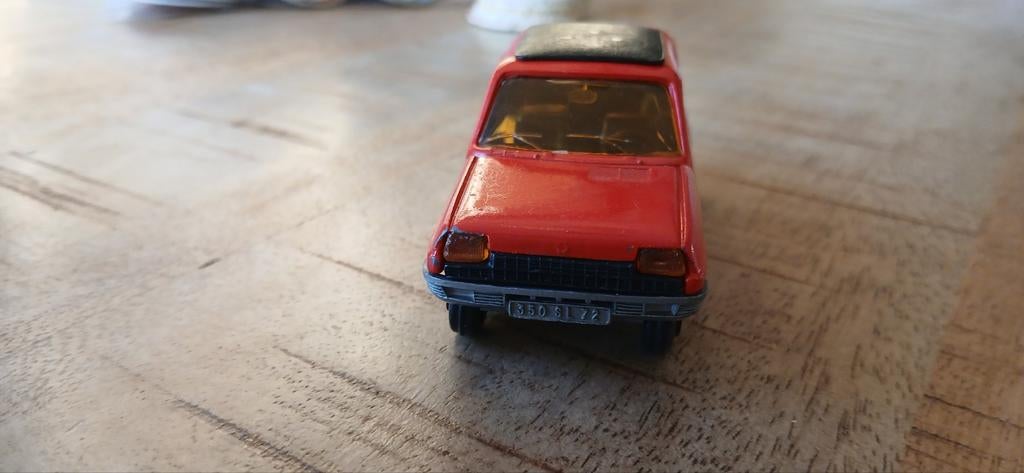 Miniatuur Renault 5 - Rood uit de jaren 70., Hobby en Vrije tijd, Modelauto's | 1:18, Ophalen of Verzenden, Gebruikt, Auto, Overige merken