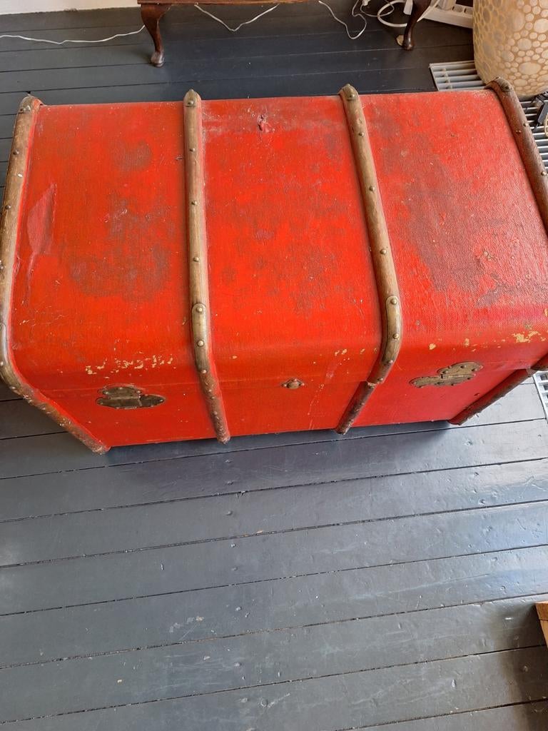 Oude hutkoffer met beschadigingen - 86x57x53 cm, Huis en Inrichting, Woonaccessoires | Kisten, Ophalen of Verzenden