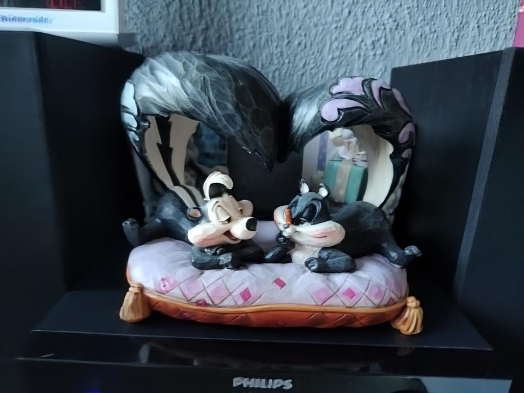 Jim shore Looney Tunes Traditions Pepe Le Pew and Penelope, Ophalen of Verzenden, Overige figuren, Zo goed als nieuw, Beeldje of Figuurtje