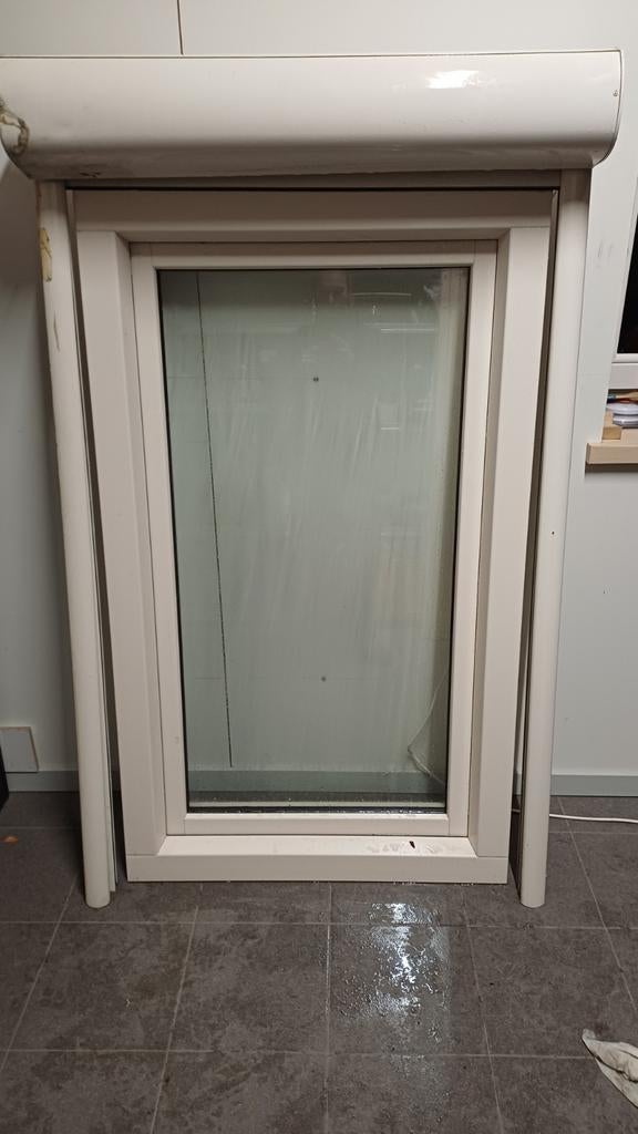 Kunststof kantelraam met rolluik (150x89 cm), Kunststof, Gebruikt, Raamkozijn, Inclusief glas