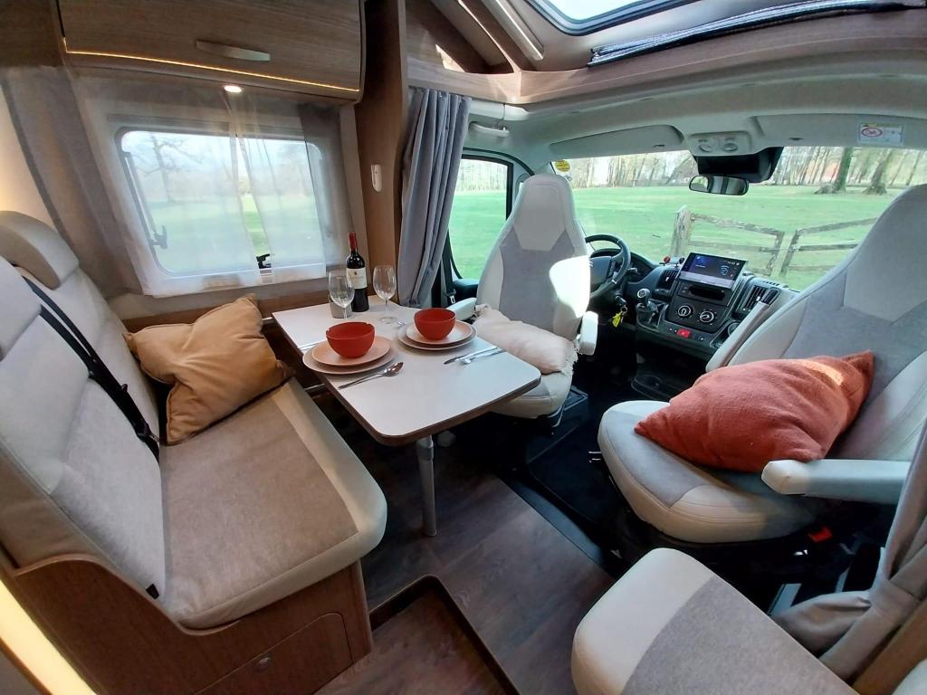 Prachtige Carado T338 met een groot zonnepaneel !!!, Koelkast, Ringverwarming, Treinzit, Bedrijf