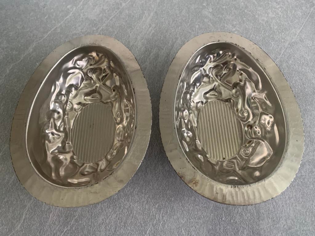 2x chocolade eieren vornen mallen 1557 DLHalck Gent - Gand, Ophalen of Verzenden, Zo goed als nieuw