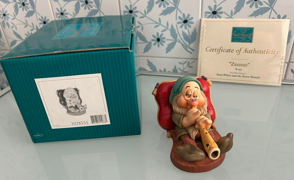 WDCC beeld Sleepy “Zzzzzzz”, Ophalen of Verzenden, Sneeuwwitje of Doornroosje, Zo goed als nieuw, Beeldje of Figuurtje