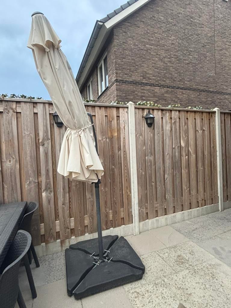 Parasol inclusief voet+tegels, Tuin en Terras, Parasols, Ophalen of Verzenden, Zo goed als nieuw, Minder dan 1 meter, Zweefparasol