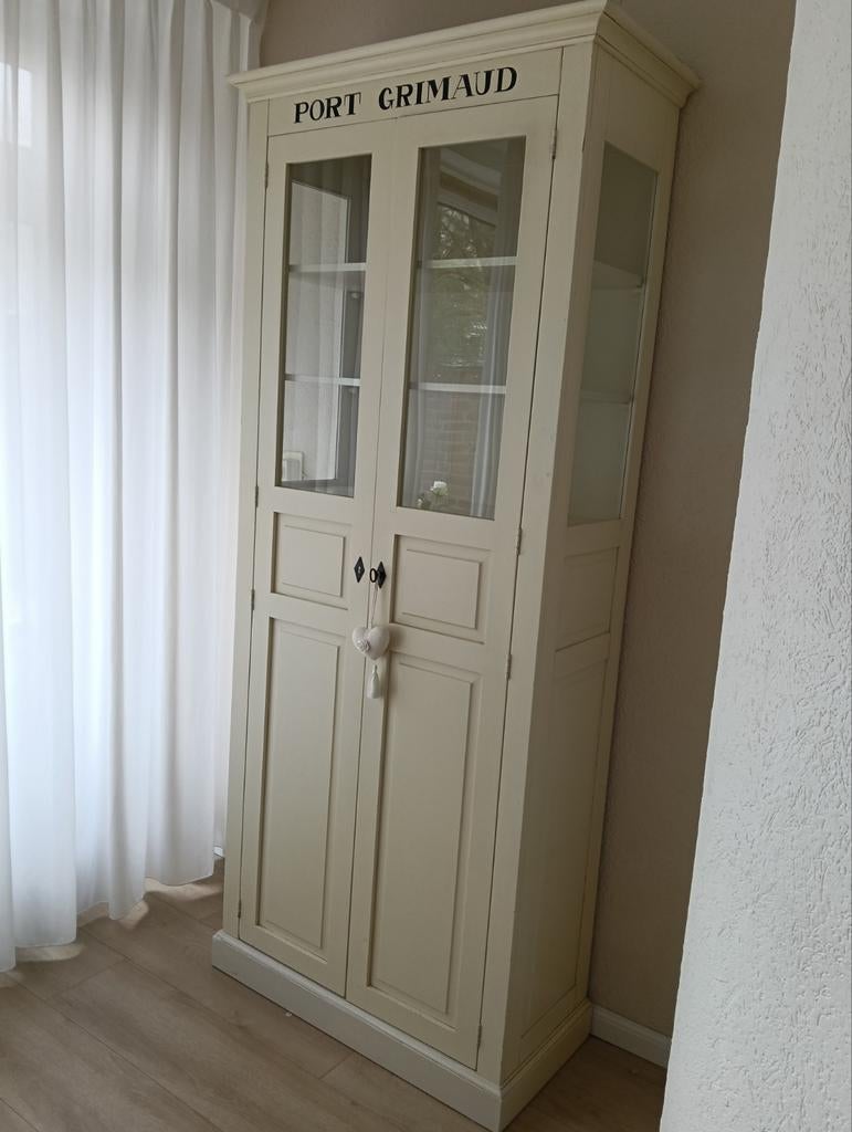 Vitrine kast, Ophalen