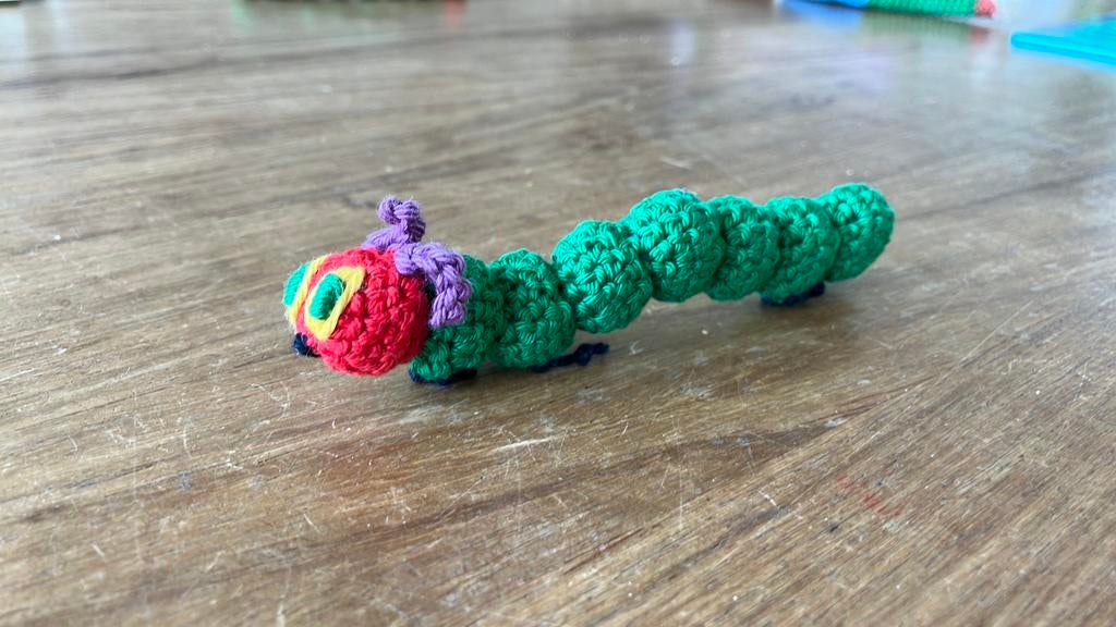 Gehaakte rupsje Nooitgenoeg met chenilledraad, Ophalen of Verzenden, Nieuw, Haken, Overige typen