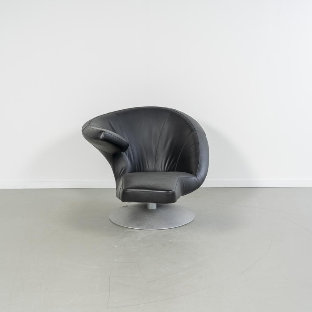1x Leolux Parabolica Fauteuil Links Zwart Leer - Aluminium, Huis en Inrichting, Fauteuils, Niet ingevuld, Gebruikt, 125 tot 150 cm