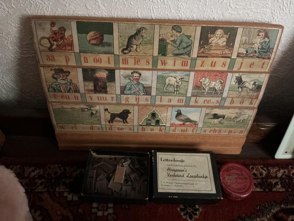 Leesplankje met 2 doosjes, Ophalen of Verzenden, Overige thema's