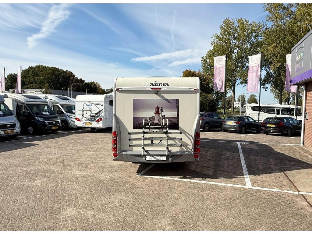 Adria Matrix M 680 SL Lengte bedden, Caravans en Kamperen, Campers, Chemisch toilet, Koelkast, 7 tot 8 meter, Achteruitrijcamera