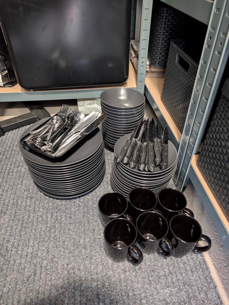 Borden, schaaltjes, bekers en bestek, Ophalen, Zo goed als nieuw