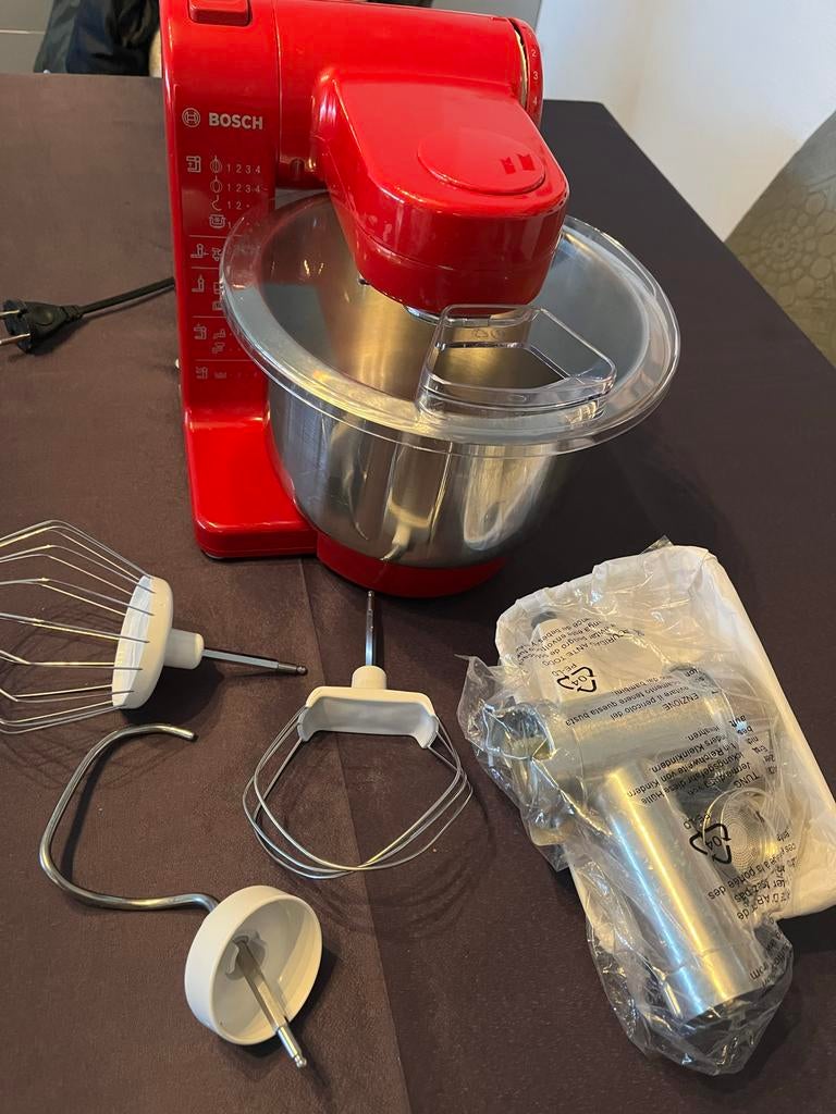 Bosch keukenmixer rood met accessoires, 3 tot 4 liter, Ophalen of Verzenden, Zo goed als nieuw, 3 snelheden of meer