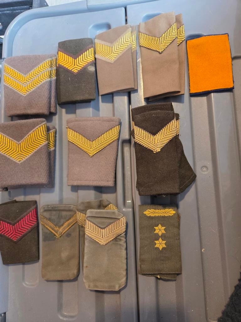 Diverse militaire schouderstukken en insignes, Verzamelen, Militaria | Algemeen, Overige soorten, Embleem of Badge, Overige gebieden