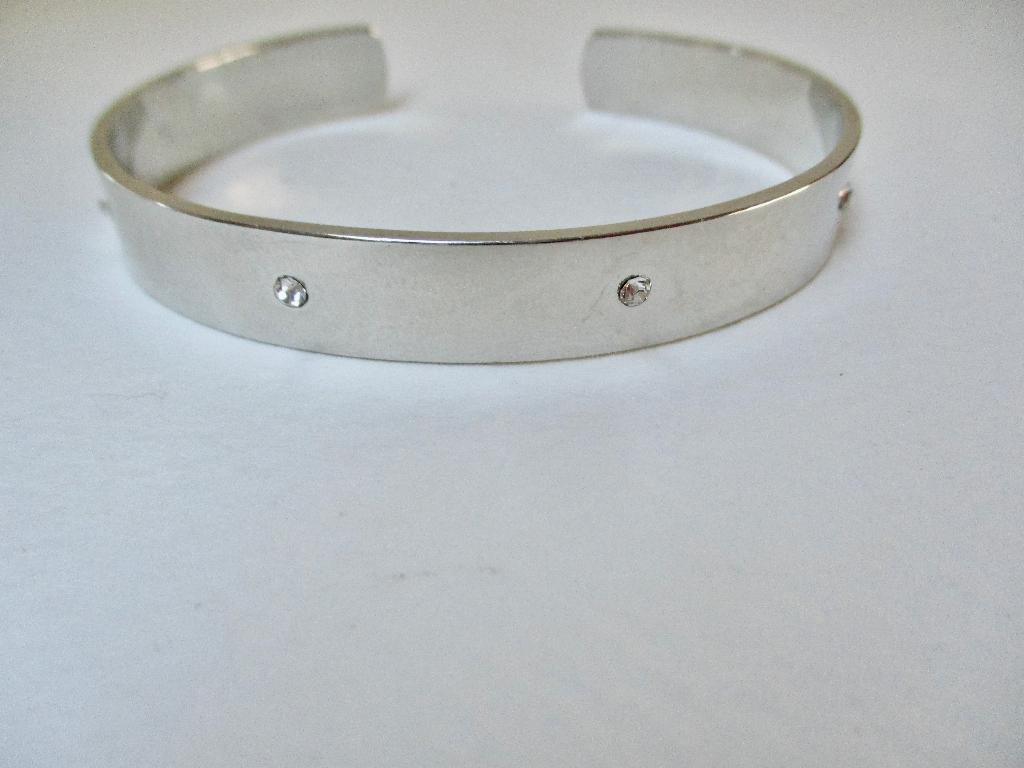 Zilverkleur armband 6.4 cm. in de breedte. met 6 steentjes, Verzenden, Zo goed als nieuw, Zilver, Overige materialen