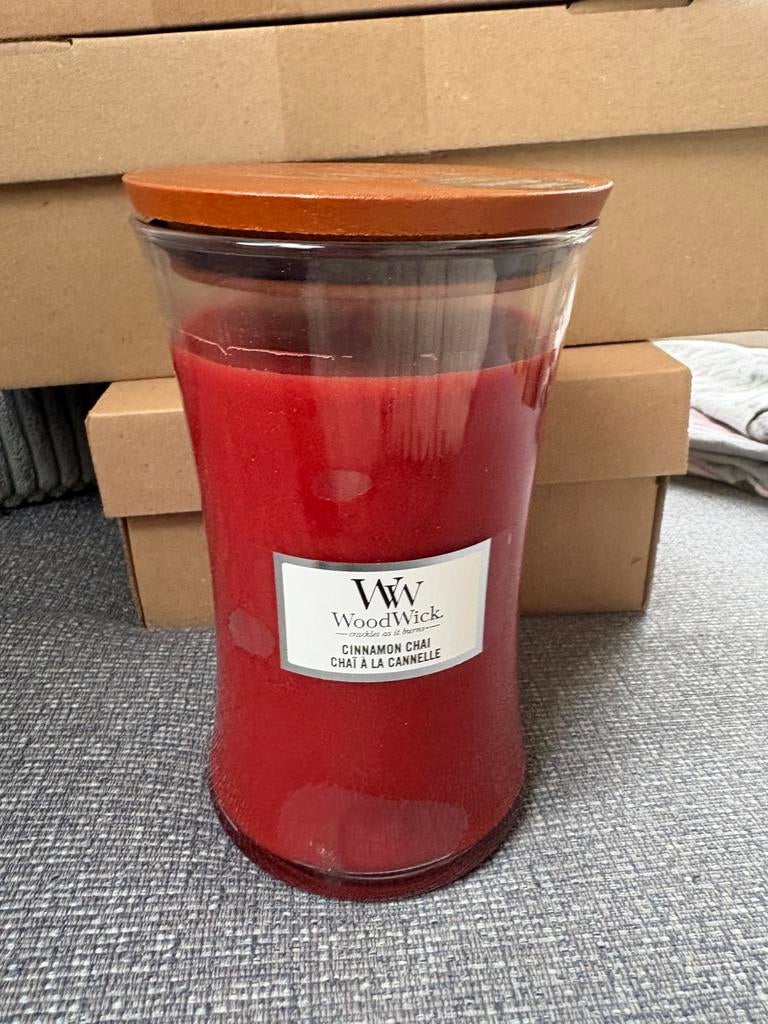 Nieuw. Woodwick large cinnamon chai, Overige materialen, Nieuw, Ophalen of Verzenden, Kaars