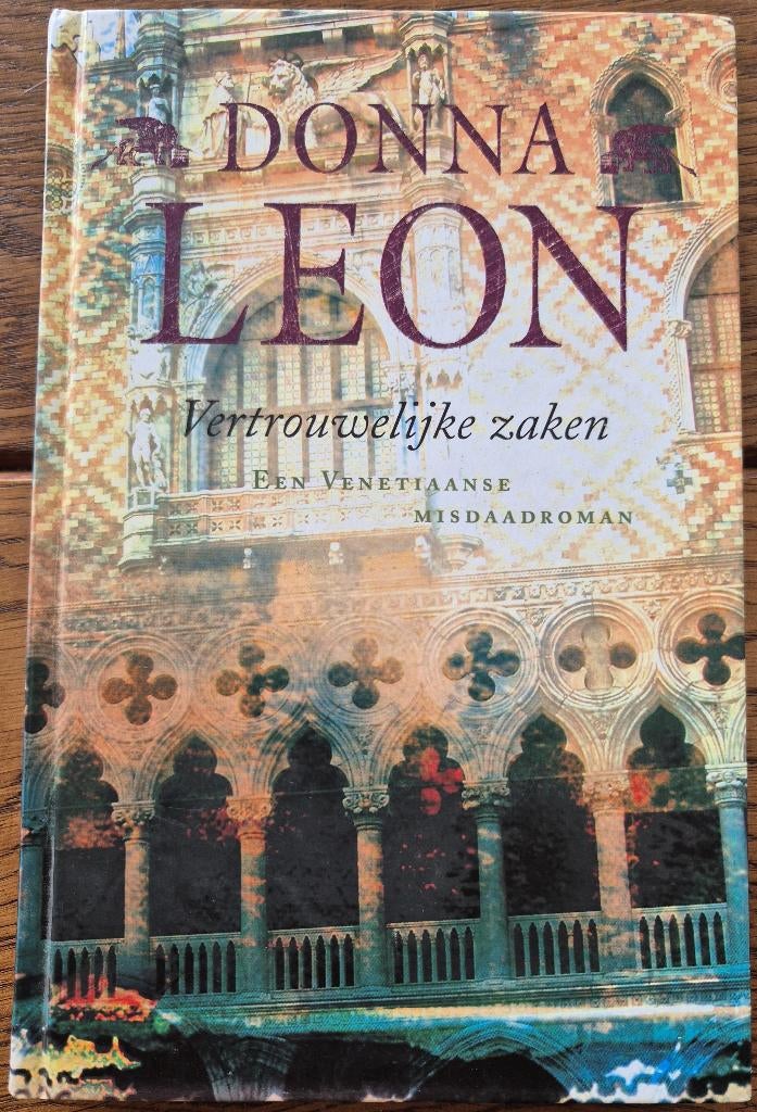 Boek Vertrouwelijke zaken van Donna Leon, Ophalen of Verzenden, Gelezen, Donna Leon