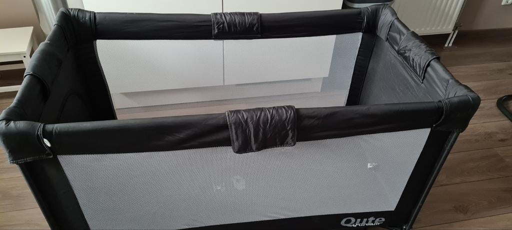 Campingbedje van Qute met matras en klamboe, Ophalen, Zo goed als nieuw, Rechthoekig, Wieltjes