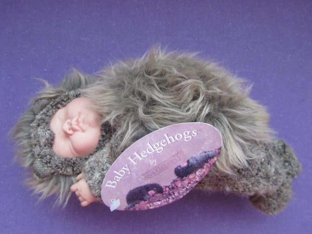ANNE GEDDES Knuffel POPJE EGEL. 23 CM **Nieuw met Kaartje**, Ophalen of Verzenden, Nieuw, Overige typen