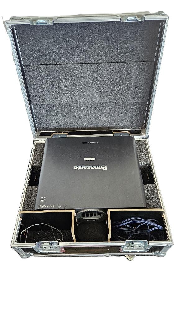 Panasonic PT-DZ6700E projector 1788 branduren Excl. BTW, Ophalen, Gebruikt