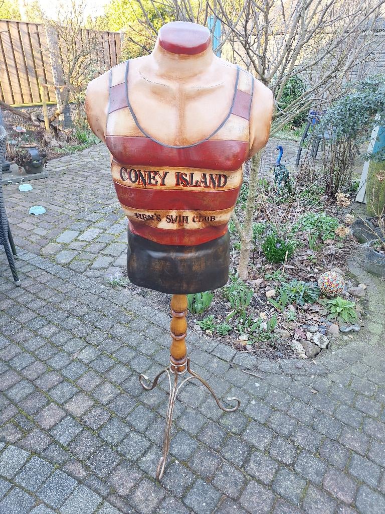 Oude decoratieve paspop man, Ophalen