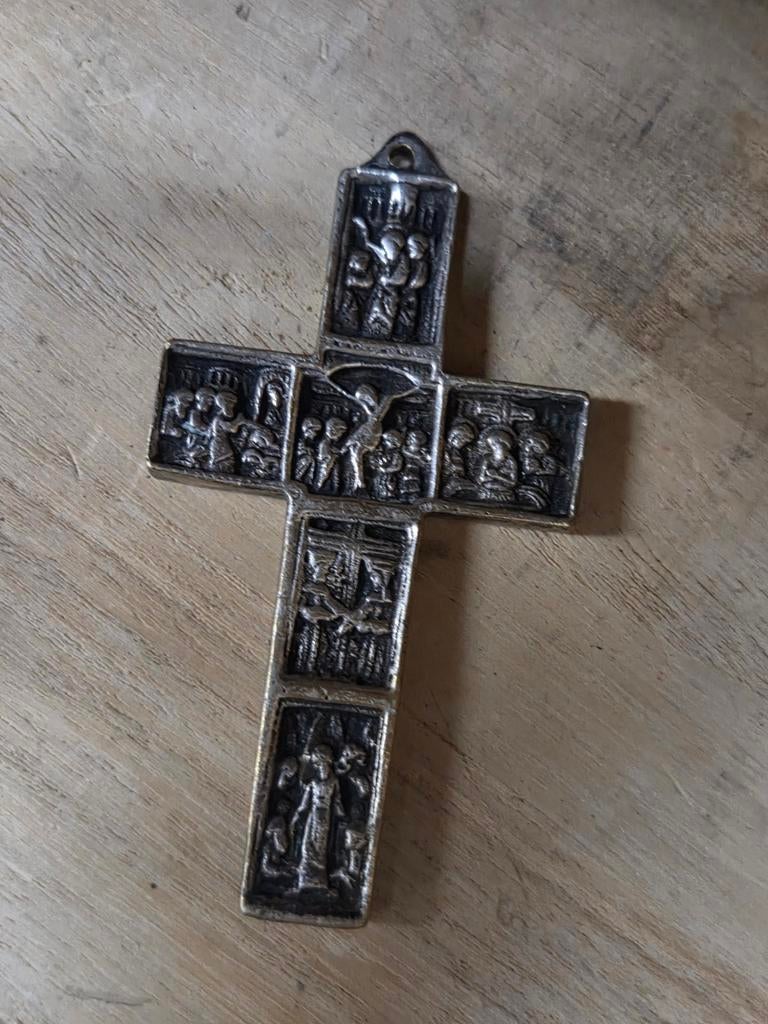 Metalen kruis met afbeeldingen, Antiek en Kunst, Antiek | Religie, Ophalen of Verzenden