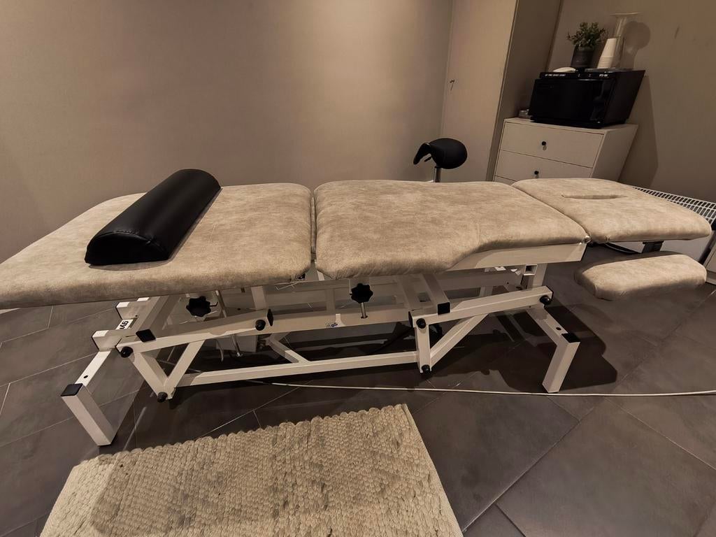 Elektrische massagetafel Gymna - recent bekleed, Sport en Fitness, Massageproducten, Ophalen, Zo goed als nieuw, Massagetafel