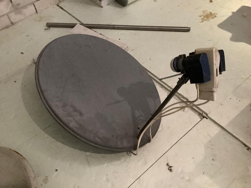 3 x Satellietschotels GRATIS, Ophalen, Gebruikt, (Schotel)antenne, Overige merken