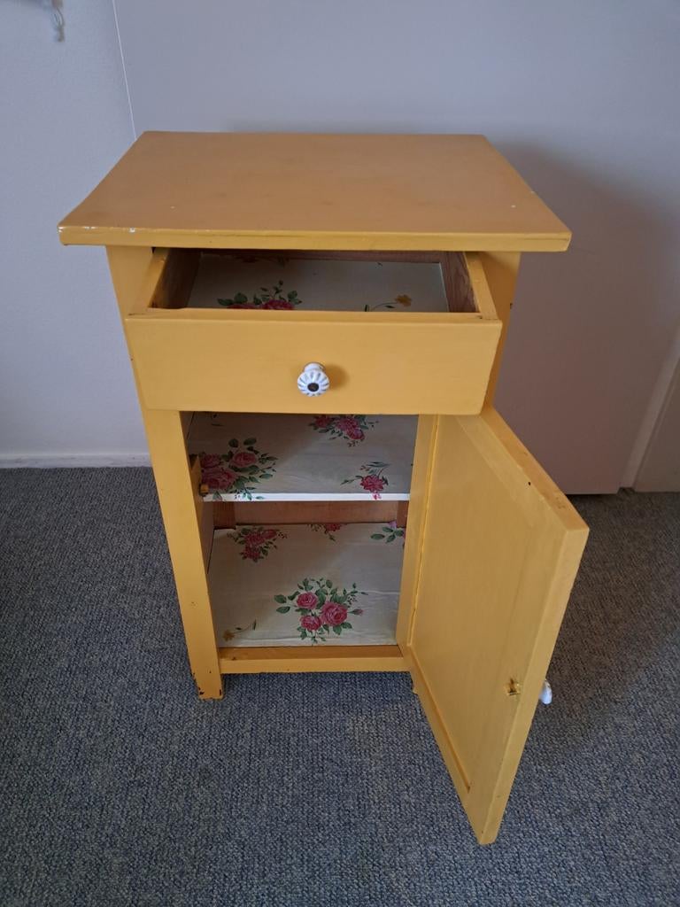 Geel nachtkastje met lade en deurtje, Ophalen