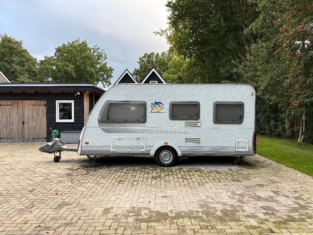 Knaus Südwind 450, Vast bed, Rondzit, 4 tot 5 meter, Koelkast