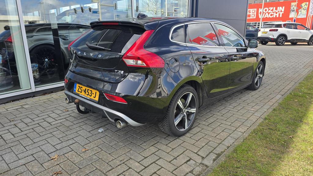 Volvo V40 1.5 T3 Polar+ Sport |R-Design |Pano |NAP|1e eigena, 4 cilinders, 700 kg, Zwart, 152 pk