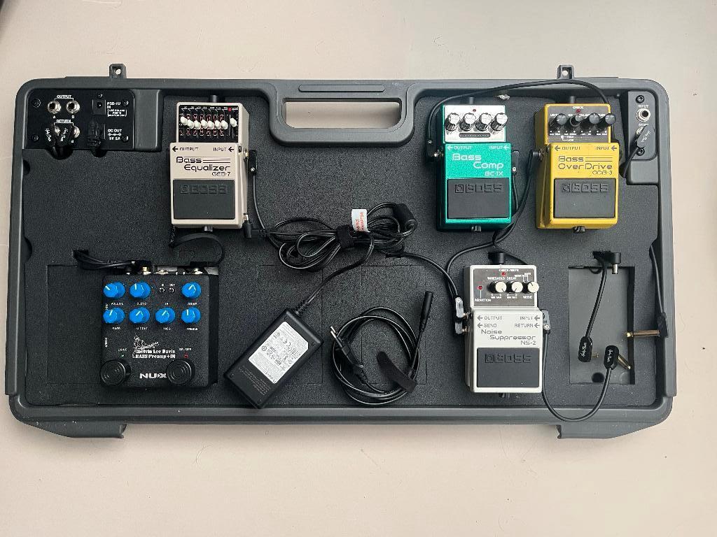 Bass various pedals and pedalboard, Ophalen, Zo goed als nieuw, Equalizer