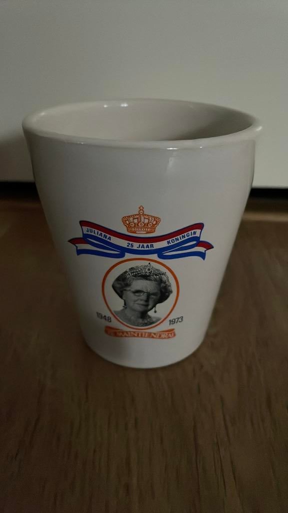 Beker Juliana 1948-1973, Verzamelen, Koninklijk Huis en Royalty, Ophalen, Zo goed als nieuw, Servies