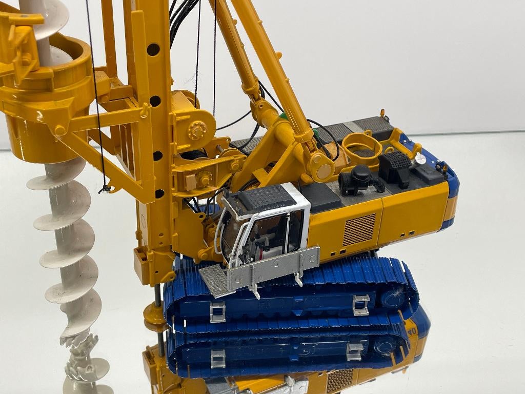 BRAMI 25009 BAUER BG-40 ROTARY DRILLING RIG MODEL 1:50, Overige typen, Nieuw, 8124AD Wesepe, Info@dinkytoysinkoop.nl