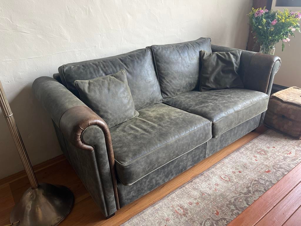 Stijlvolle groene bank met lederen details - pilotenleer, Huis en Inrichting, Banken | Bankstellen, Ophalen, 150 tot 200 cm, Tweepersoons