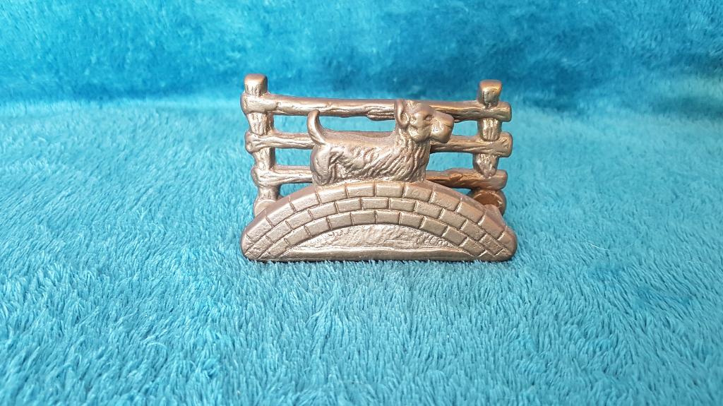 Servethouder. Schotse / Scottish terrier bij hek, Overige materialen, Overige typen, Ophalen of Verzenden, Zo goed als nieuw