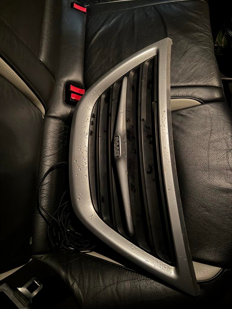 Saab 9-3 NG Midden Grille - Onbeschadigd!, Gebruikt, Voor, Ophalen of Verzenden, Bumper