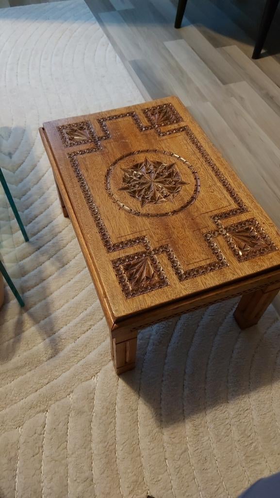 Houten tafeltje met houtsnijwerk, Antiek en Kunst, Ophalen